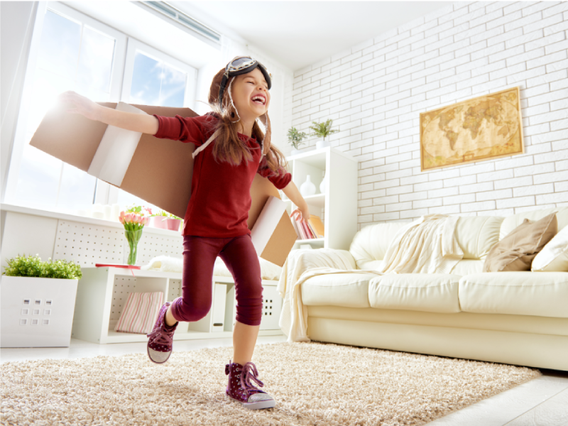 Spielendes Kind mit Kartonflügeln